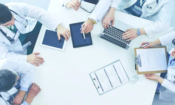 Equipe médica sentado e discutindo à mesa, vista superior — Fotografia de Stock