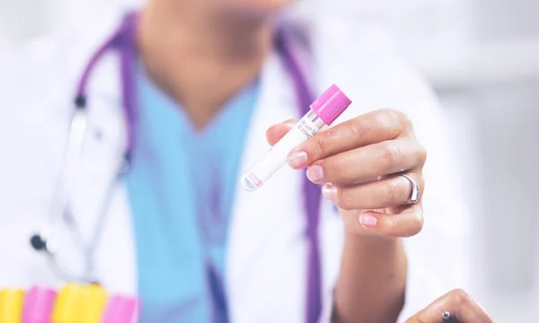 Mulher pesquisadora é cercada por frascos e frascos médicos, isolados em fundo branco — Fotografia de Stock