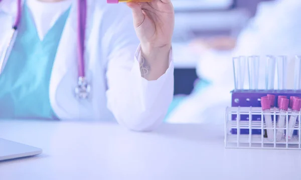 Laborassistentin Pholding Reagenzglas, Nahaufnahme mit Fokus auf die Röhrchen mit Tests. — Stockfoto