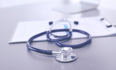 Tıbbi ekipman: Beyaz arka planda mavi steteskop ve tablet. Tıbbi ekipman