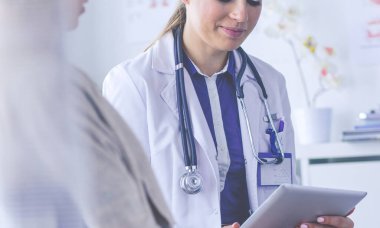 Doktor ve hasta masada otururken bir şey tartışıyorlar. İlaç ve sağlık hizmetleri kavramı