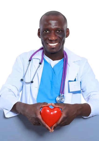 Médecin masculin avec coeur rouge et signe blanc isolé sur fond blanc — Photo