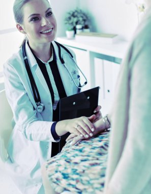 Doktor ve hasta masada otururken bir şey tartışıyorlar. İlaç ve sağlık hizmetleri kavramı