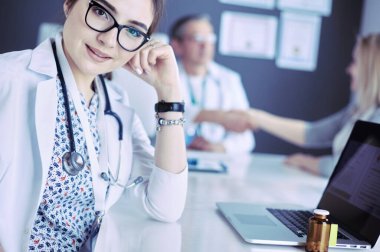 Doktor ve hasta masada otururken bir şey tartışıyorlar. İlaç ve sağlık hizmetleri kavramı