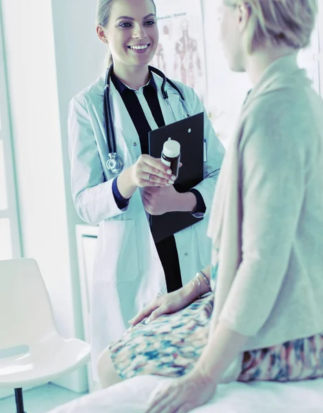 Doctor y paciente discutiendo algo mientras están sentados en la mesa. Concepto de medicina y salud — Foto de Stock