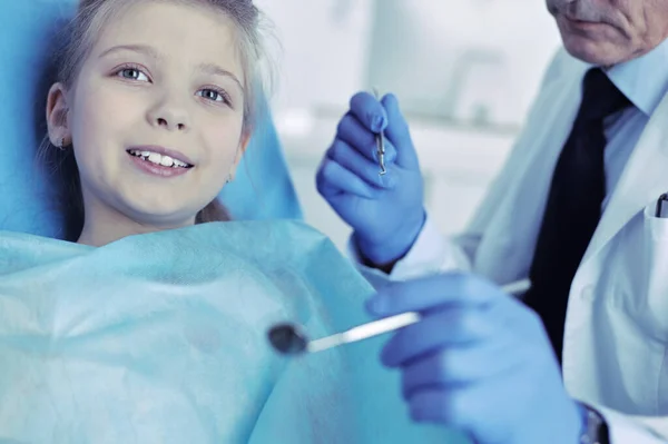 Little girl sitting in the dentists office — Stock Photo, Image