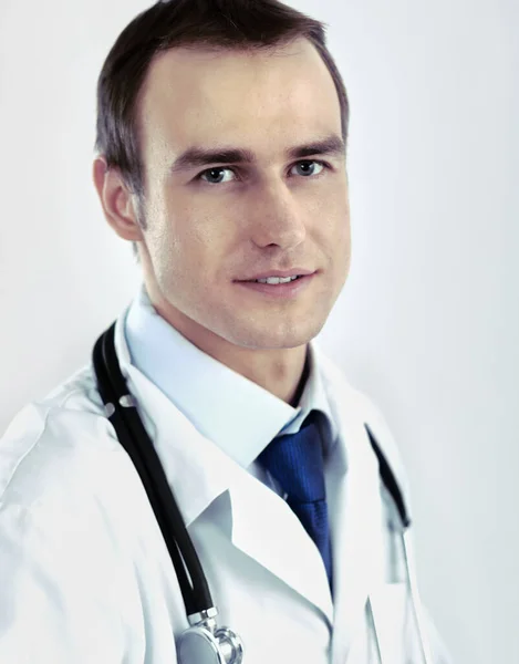 Portrait de jeune médecin avec stéthoscope isolé sur blanc — Photo