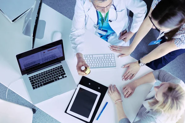 Médico e paciente discutindo algo enquanto se senta na mesa. Conceito de medicina e cuidados de saúde — Fotografia de Stock