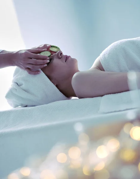 Junge Frau auf Massagetisch liegend, entspannt mit geschlossenen Augen. Frau. Wellness Salon — Stockfoto