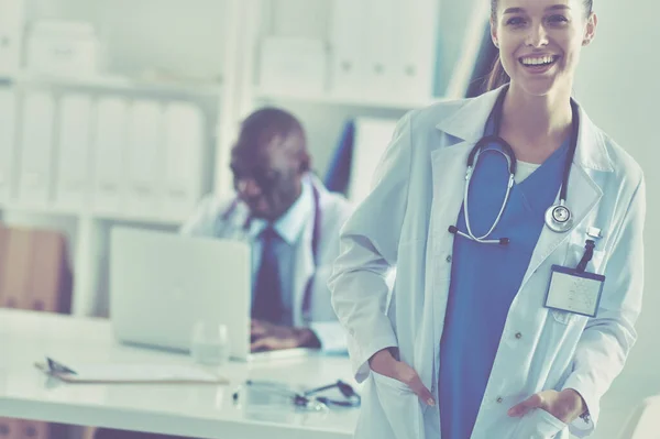 Médicos analizando una radiografía en una medición. Médicos. — Foto de Stock