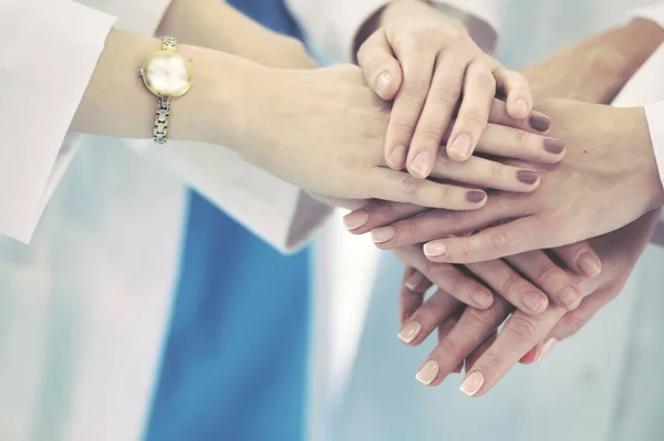 Médicos e enfermeiros em uma equipe médica empilhando mãos. — Fotografia de Stock