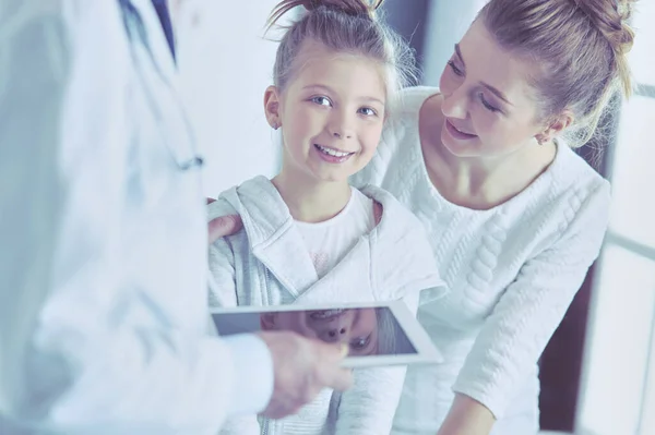 Malá dívka se svou matkou u lékaře na konzultaci — Stock fotografie