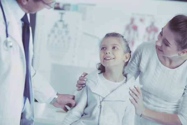 Petite fille avec sa mère chez un médecin sur consultation — Photo