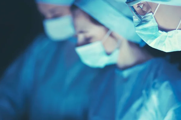 Chirurgien d'équipe au travail en salle d'opération — Photo