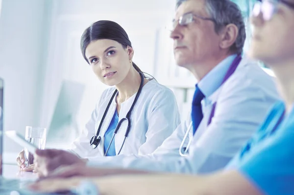 Médecins se consultant dans une salle de conférence de l'hôpital — Photo