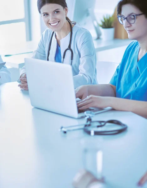 Serieuze medische team bespreken patiënten geval in een helder kantoor — Stockfoto