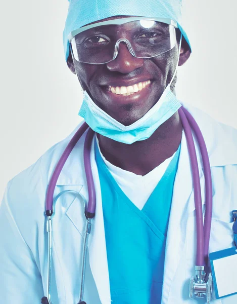 Potret seorang dokter mengenakan topeng dan seragam. terisolasi pada latar belakang putih. Dokter. — Stok Foto