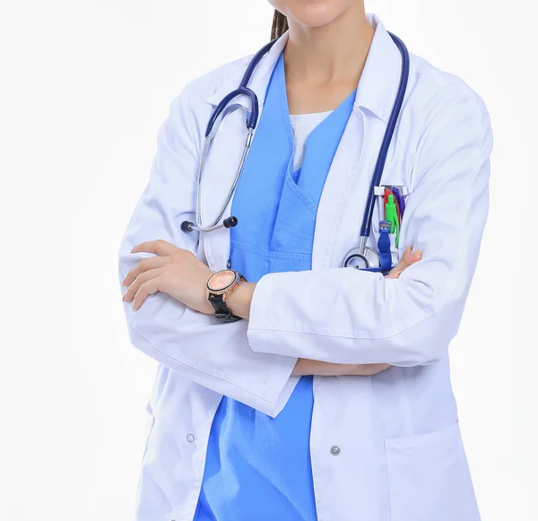 Hermosa joven con abrigo blanco posando con la mano en el bolsillo. Mujer doctora — Foto de Stock