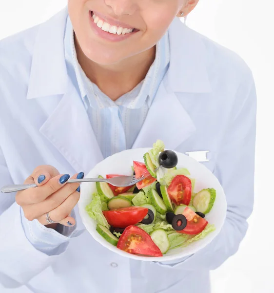 Portret van een mooie vrouwelijke arts die een bord met verse groenten vasthoudt. Vrouwelijke artsen. — Stockfoto