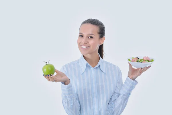 Retrato de una hermosa doctora sosteniendo un plato con verduras frescas y manzana verde. Mujer doctora — Foto de Stock