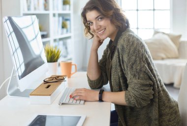 Evde tablet bilgisayar kullanan genç bir kadın ya da öğrenci