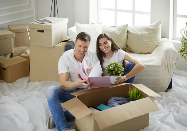 Couple mignon déballer des boîtes en carton dans leur nouvelle maison — Photo
