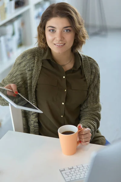 Çevrimiçi eğitim hizmetini kullanan güzel, gülümseyen kız öğrenci