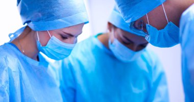 Ekip cerrahı ameliyathanede..