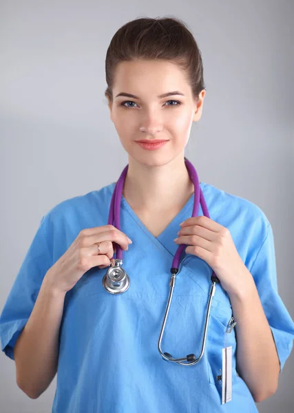 Leende kvinnlig läkare i uniform stående på sjukhus — Stockfoto