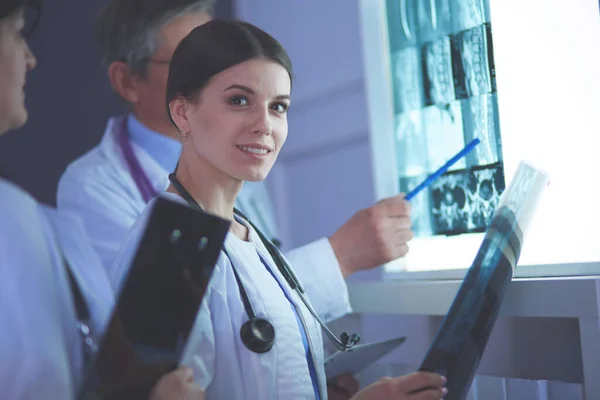 Groupe de médecins examinant les rayons X dans une clinique, en pensant à un diagnostic — Photo