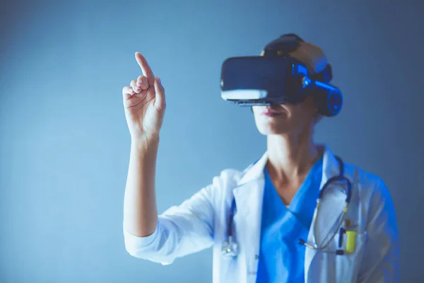 Doctora con gafas de realidad virtual aisladas sobre fondo blanco. —  Fotos de Stock