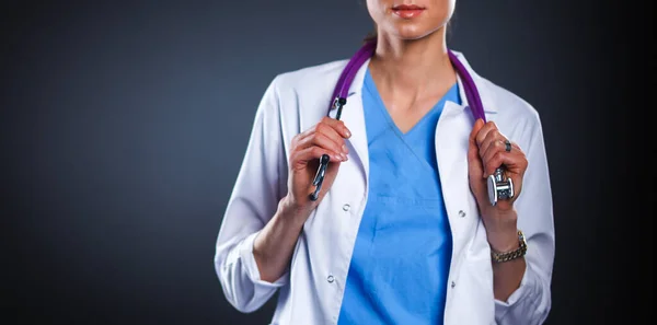 Mujer doctora joven con estetoscopio aislado en gris — Foto de Stock