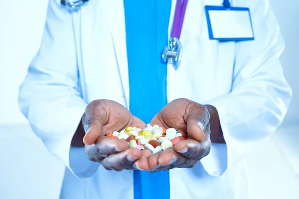 Pill in a hand isolated on white background. Doctor. Pill — Stock Photo, Image