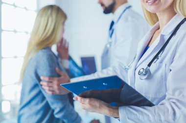 Yakışıklı erkek doktor, muayenehanesinde kısırlık konusunda bir çifte danışmanlık yapıyor.