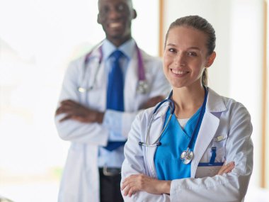 Tıp doktoru ofiste yakın çekim için el sıkışmayı teklif ediyor. Doktorlar.