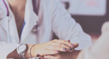 Kadın doktor yaşlılara hastanede el ele tutuşmalarında yardım ediyor