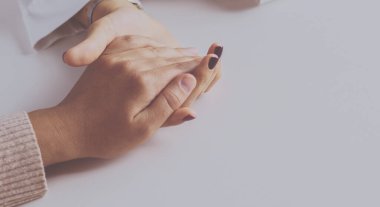 Kadın doktor yaşlılara hastanede el ele tutuşmalarında yardım ediyor