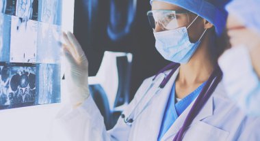 Çekici bir kadın doktorun röntgen sonuçlarına bakması.