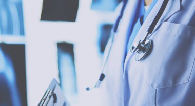 Çekici bir kadın doktorun röntgen sonuçlarına bakması.