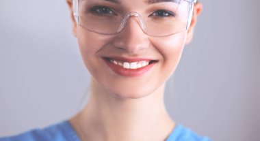 Hastanede üniformalı, gülümseyen kadın doktor.