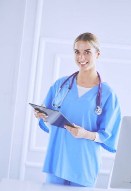 Üniformalı bir dosyayla gülümseyen kadın doktor