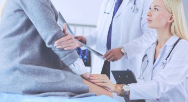 Doktor ve hasta tarama sonuçlarını tarama merkezinde tartışıyor