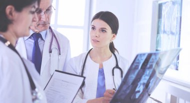 Bir grup doktor hastanede röntgenleri kontrol ediyor.