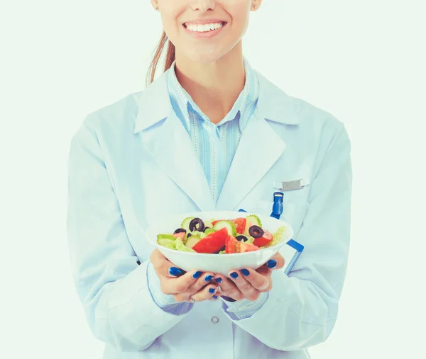 Portrait d'une belle femme médecin tenant une assiette avec des légumes frais. Femmes médecins. — Photo