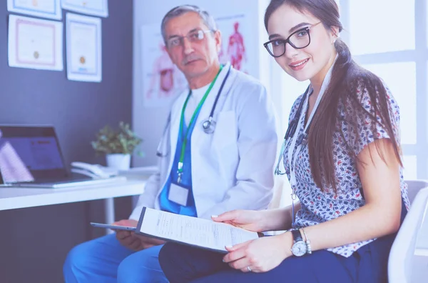 Due dottori che parlano in un ufficio luminoso — Foto Stock