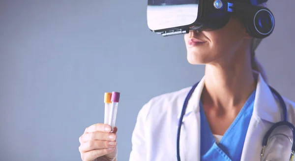 Médecin féminin portant des lunettes de réalité virtuelle isolées sur fond blanc — Photo