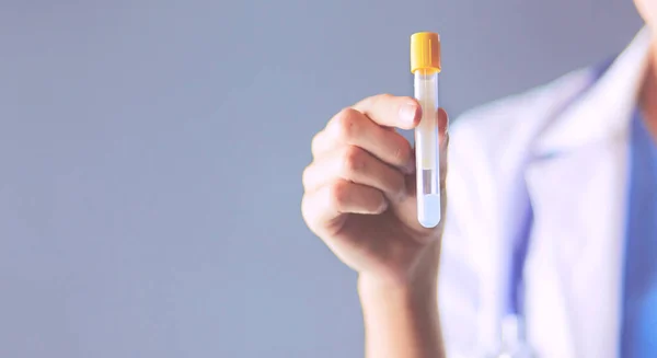 Cientista ou médica de investigação feminina ou médica que utiliza um tubo de ensaio de solução límpida num laboratório ou laboratório — Fotografia de Stock
