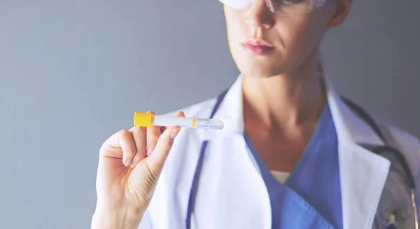 Médecine, chercheuse scientifique ou médecin utilisant une éprouvette de solution claire dans un laboratoire ou un laboratoire — Photo