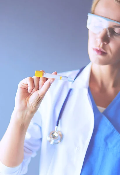 Médecine, chercheuse scientifique ou médecin utilisant une éprouvette de solution claire dans un laboratoire ou un laboratoire — Photo