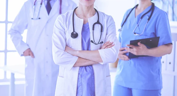 Grupo de médicos y enfermeras de pie en la habitación del hospital — Foto de Stock